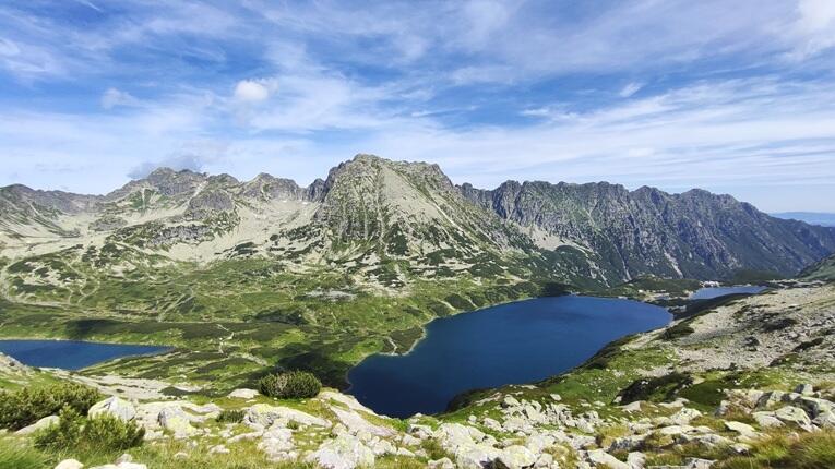 Widok na Tatry i jezioro