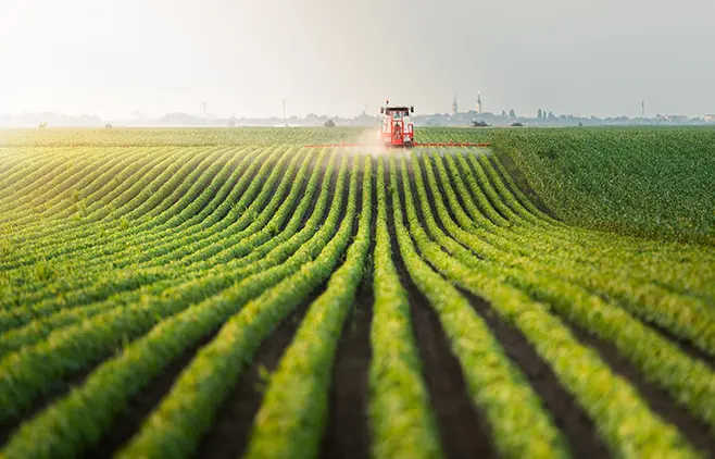 traktor wykonujący pracę na polu
